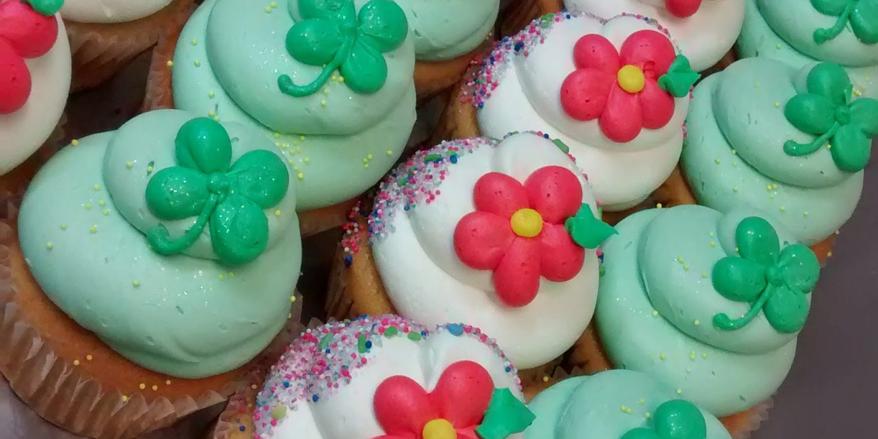 Cupcakes with clovers and flowers